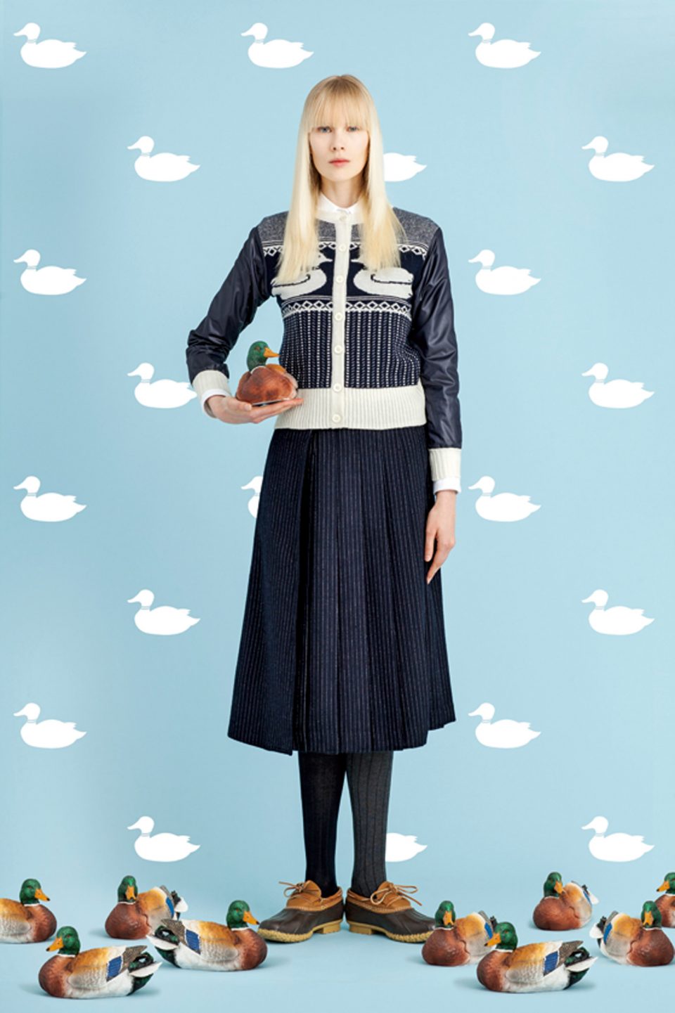みんなのニュース】 話題沸騰のアヒル!? 〈KOE × THOM BROWNE