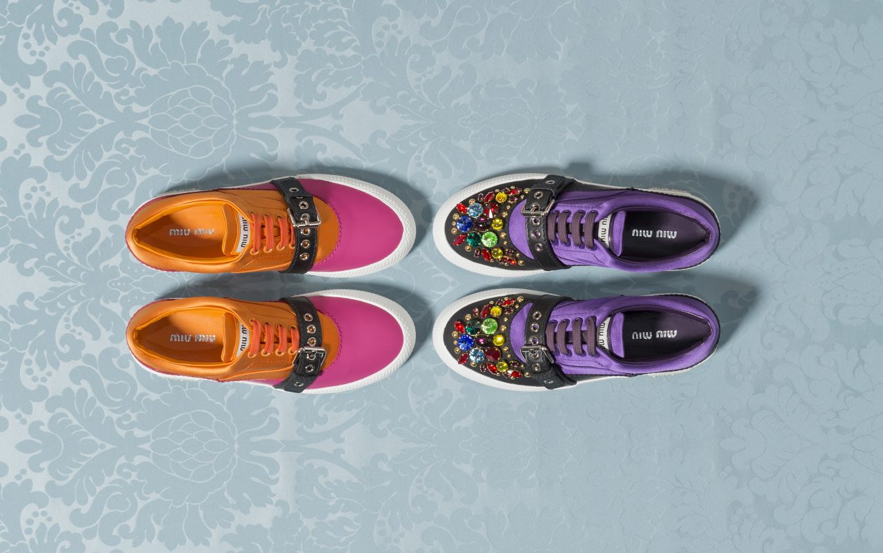 MIU MIU〉のキラキラシューズを履きこなす女のコたちは、総じて