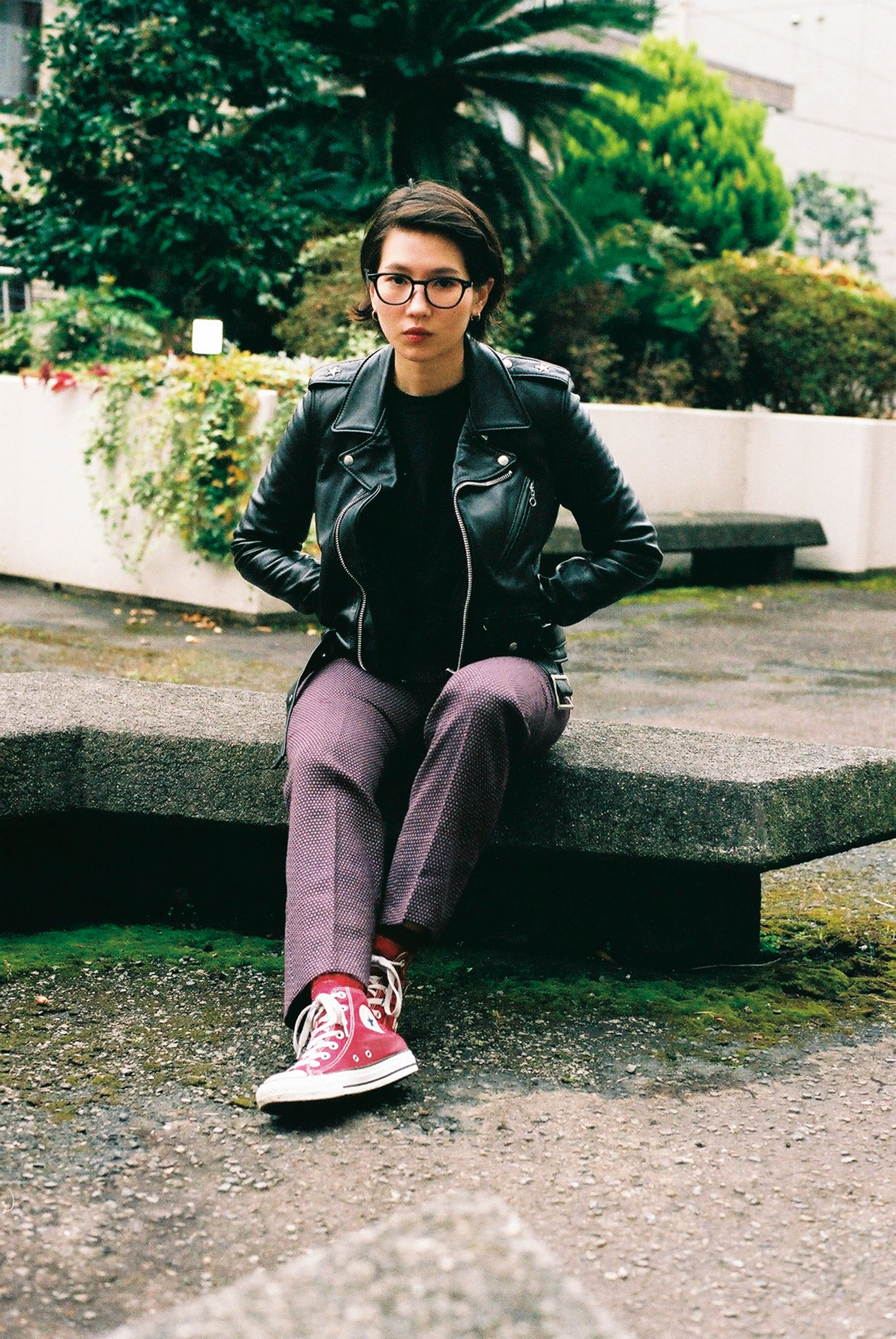 ショットのライダースと赤のコンバース