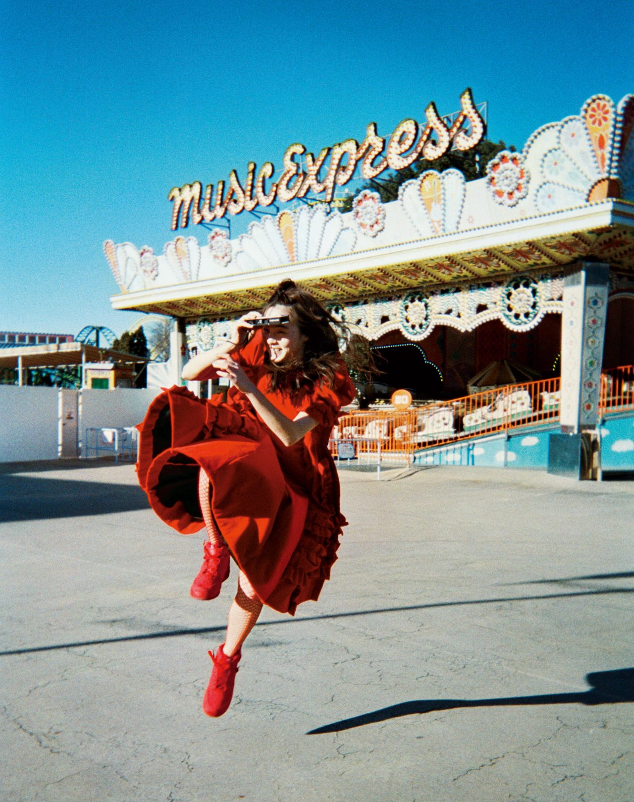 撮影ウラ話】モトーラ世理奈さんが奥山由之さんの“プチ・カメラ講座”を