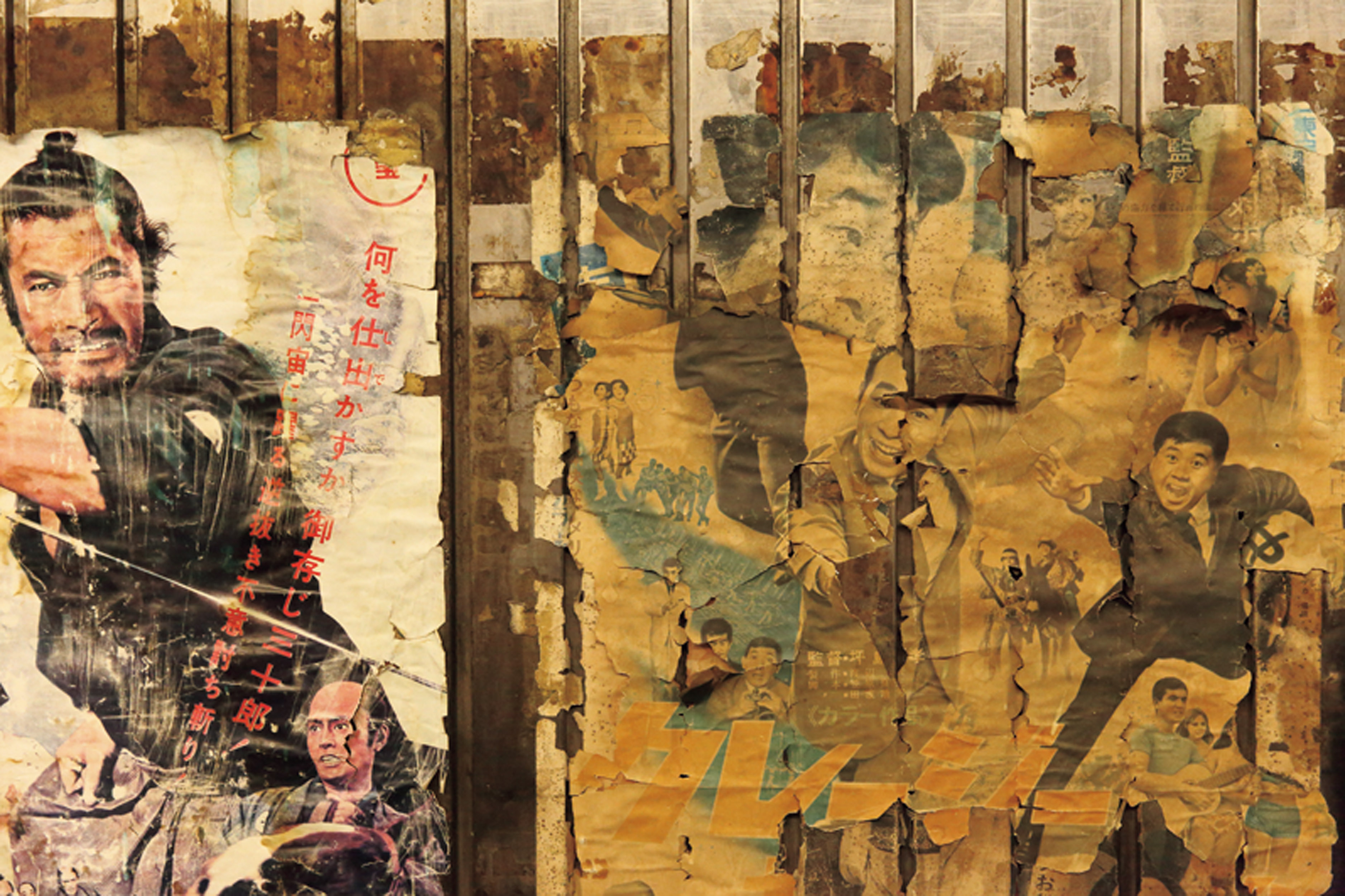 ガード下の懐かしのポスター