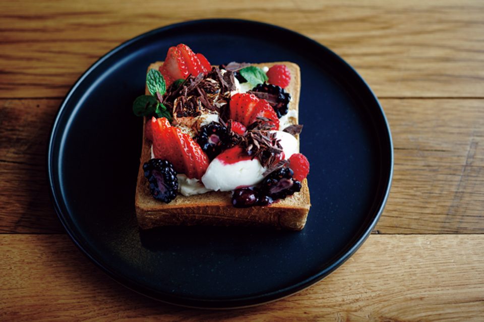 クリームチーズ、ベリー、ミントのオープンサンド