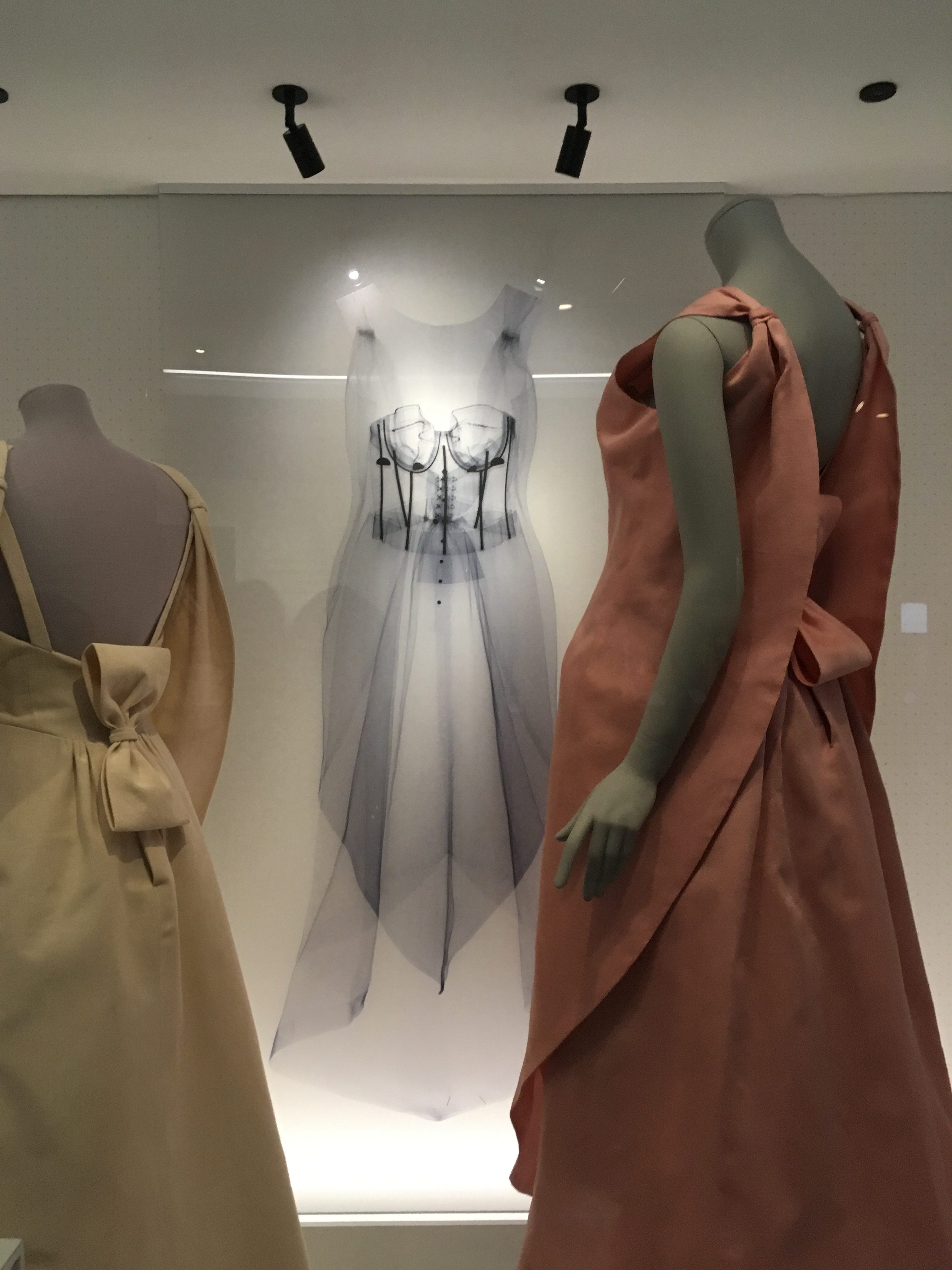 クチュリエ界の建築家、 クリストバル・バレンシアガ展。 エディター