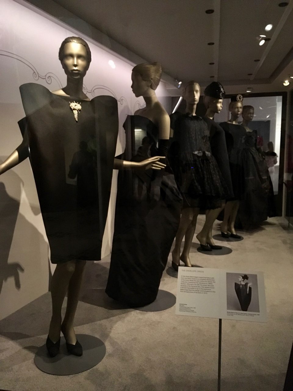 クチュリエ界の建築家、 クリストバル・バレンシアガ展。 エディター