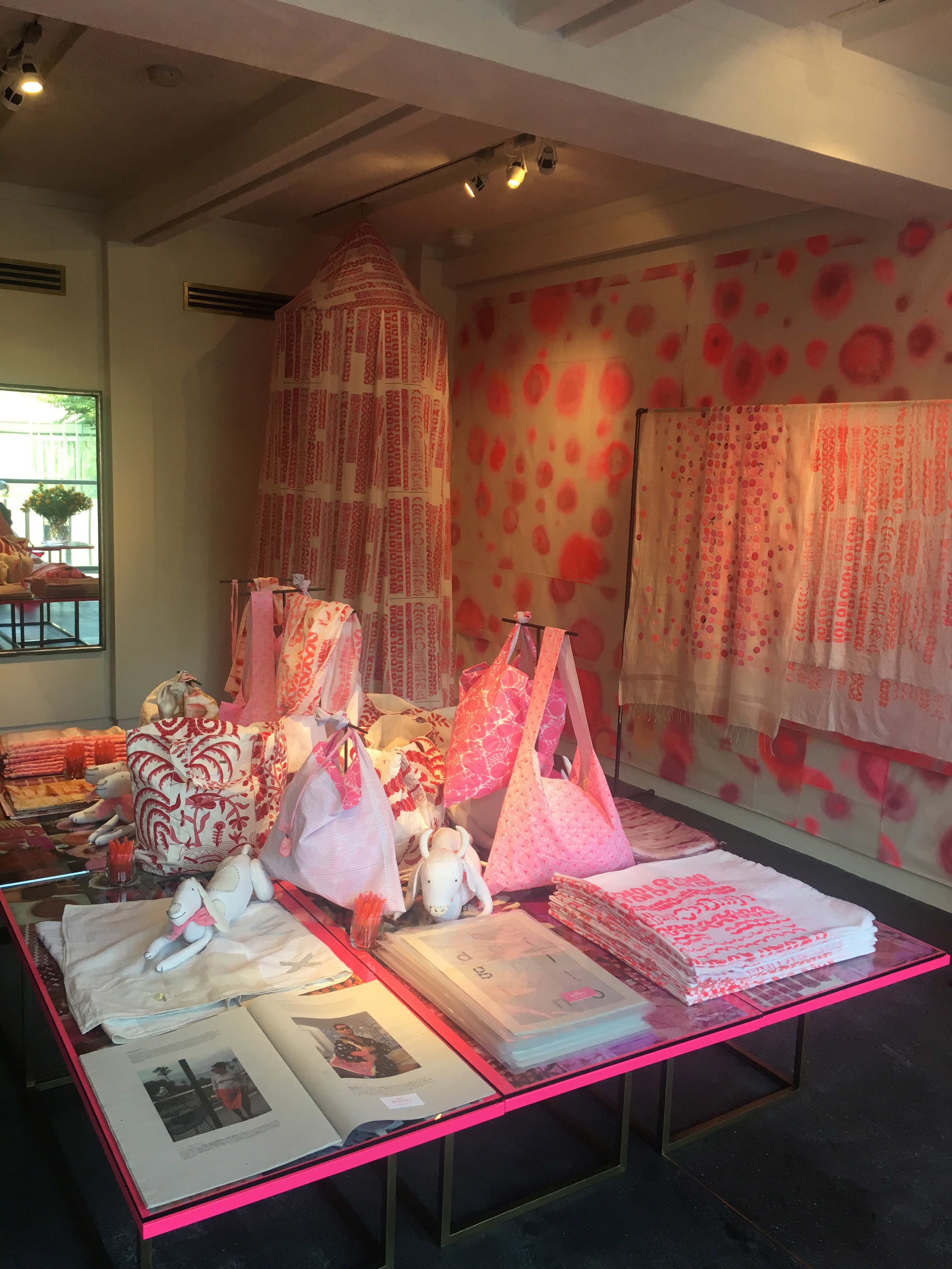dosa『Beni Pink』ピンク色に染まった「AT THE CORNER by ARTS SCIENCE