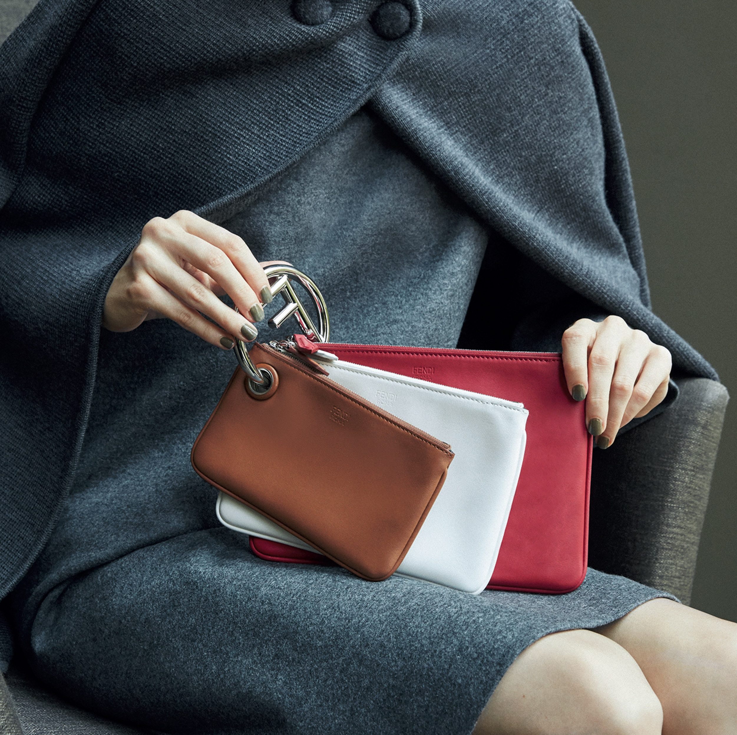 この秋欲しい! 気分がアガる厳選ハイブランドポーチ4選。バッグの中の