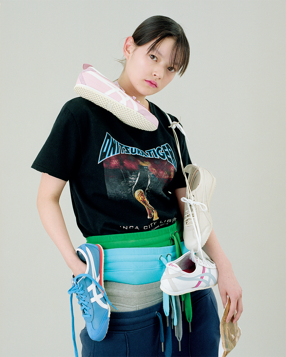 オニツカタイガーを履くキュートな彼女のポップな足元 | 【GINZA】東京