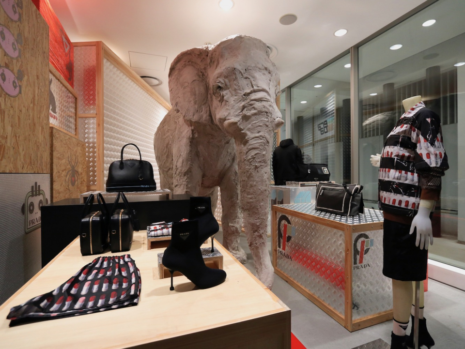 ドーバーストリートマーケットギンザで新生プラダ リネアロッサ展示