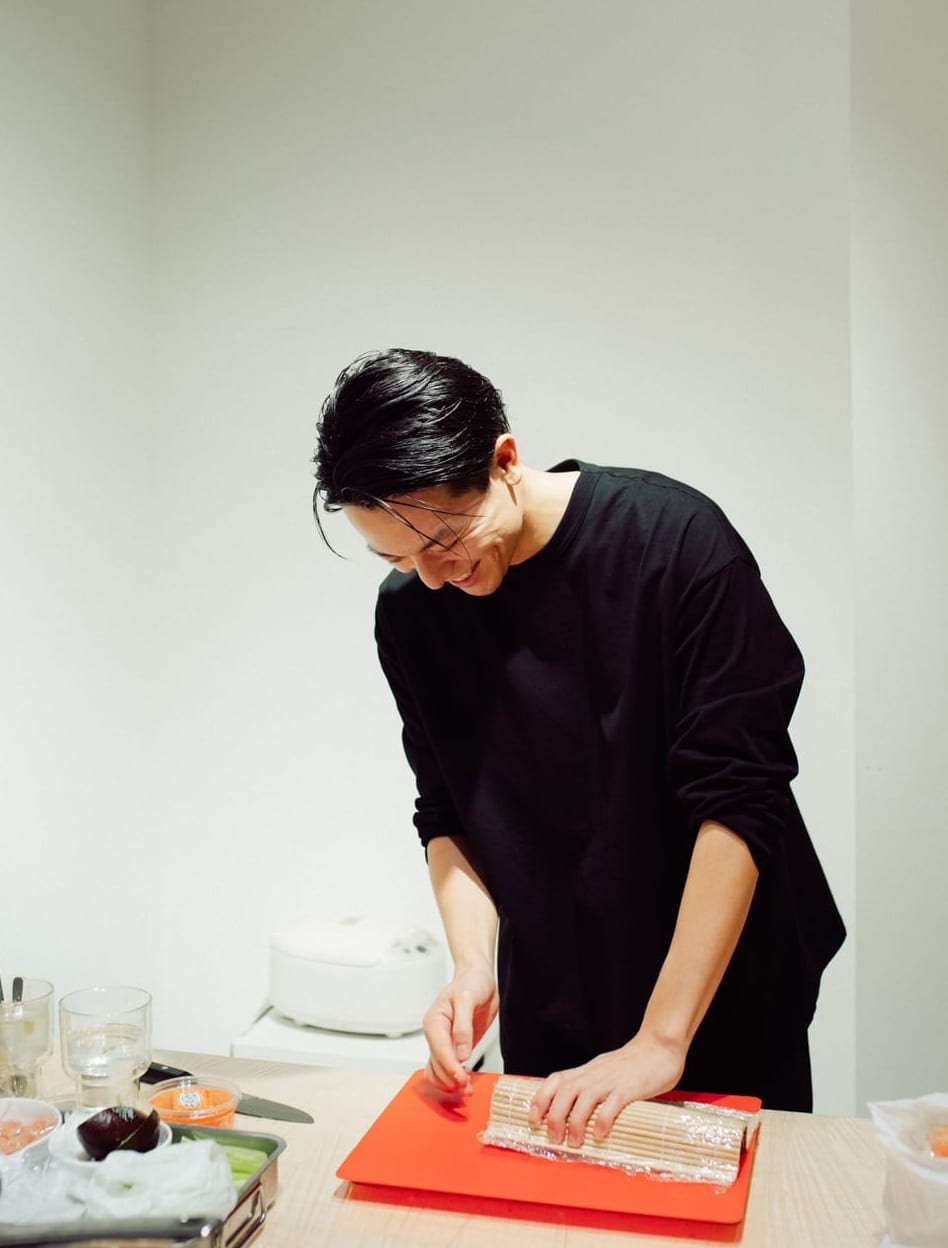 カリフォルニアロールを作る様子