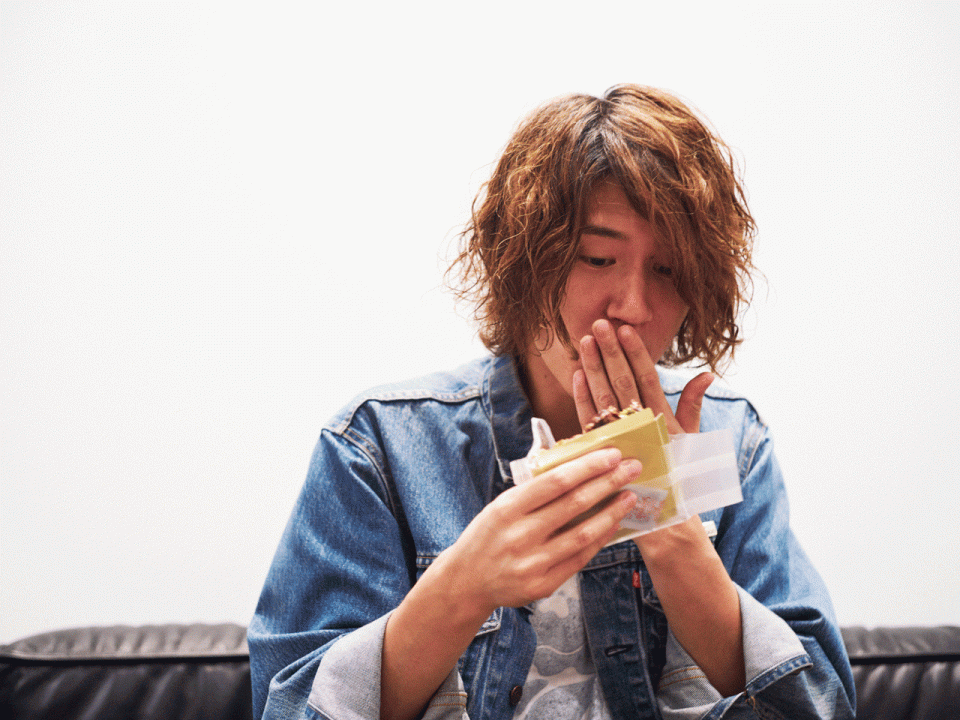 お菓子を食べる亀本さん