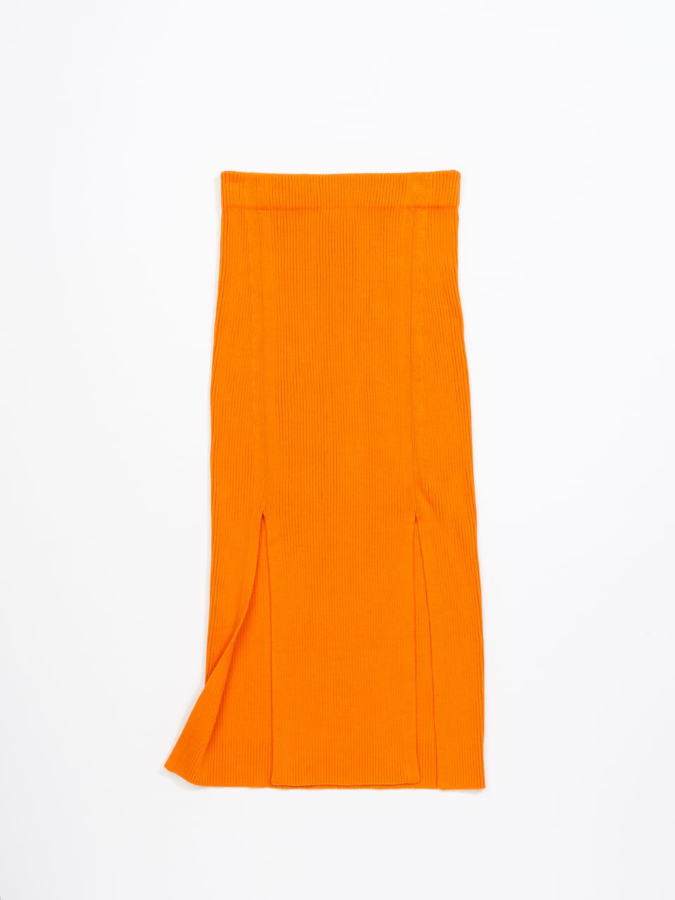 オレンジ色のニットスカート