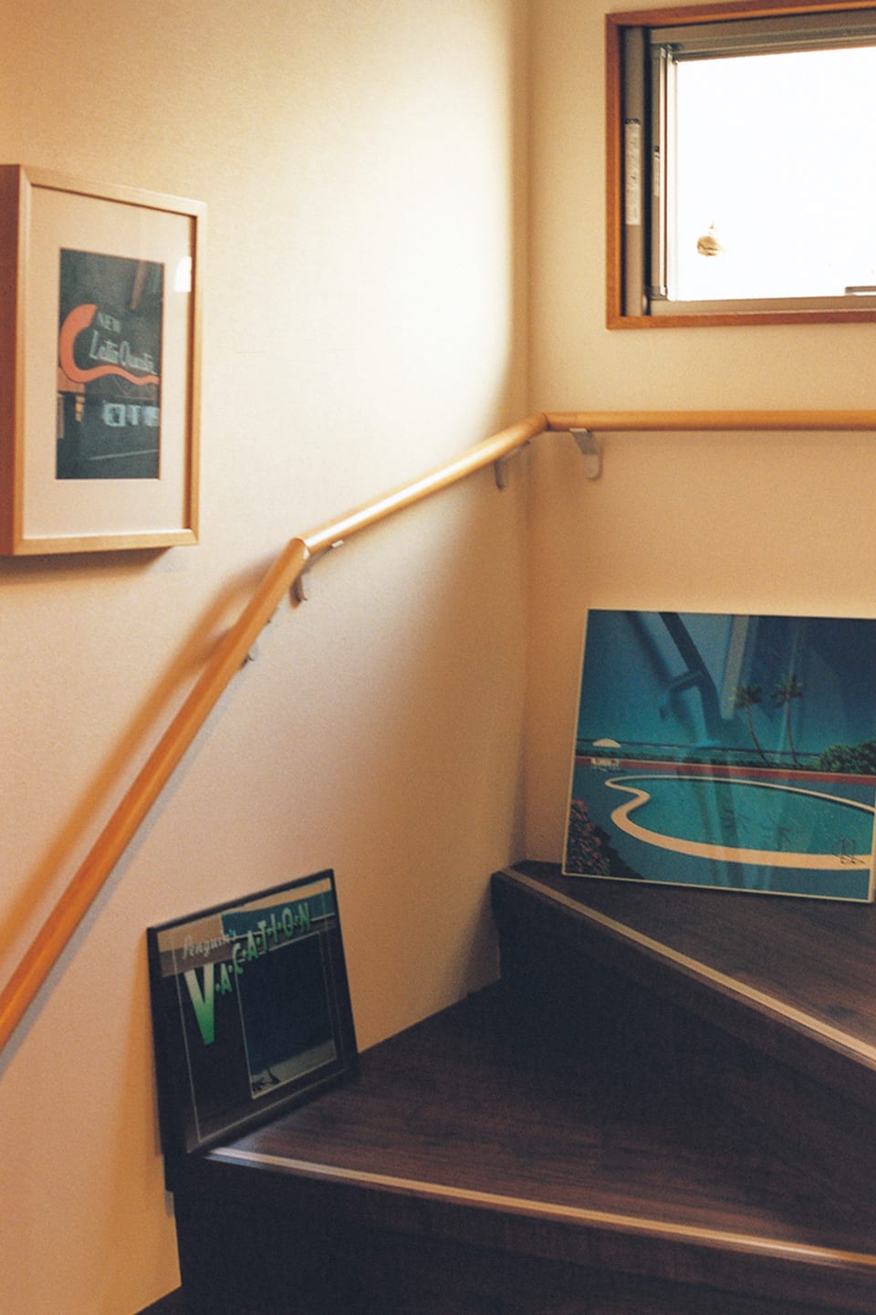 階段脇に飾られたアート