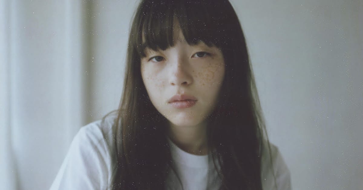 沢渡朔が捉える、モトーラ世理奈の美しく移ろう“少女”の瞬間を永遠に