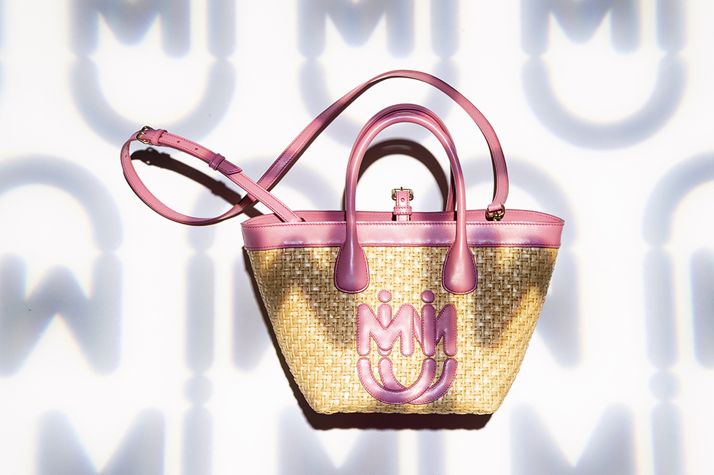 MIUMIUショルダーバッグ eMIUticonsミュウミュウM/Mパリスコラボ ミュウミュウがエムエムパリスとのコラボコレクションを発売。 | Vogue
