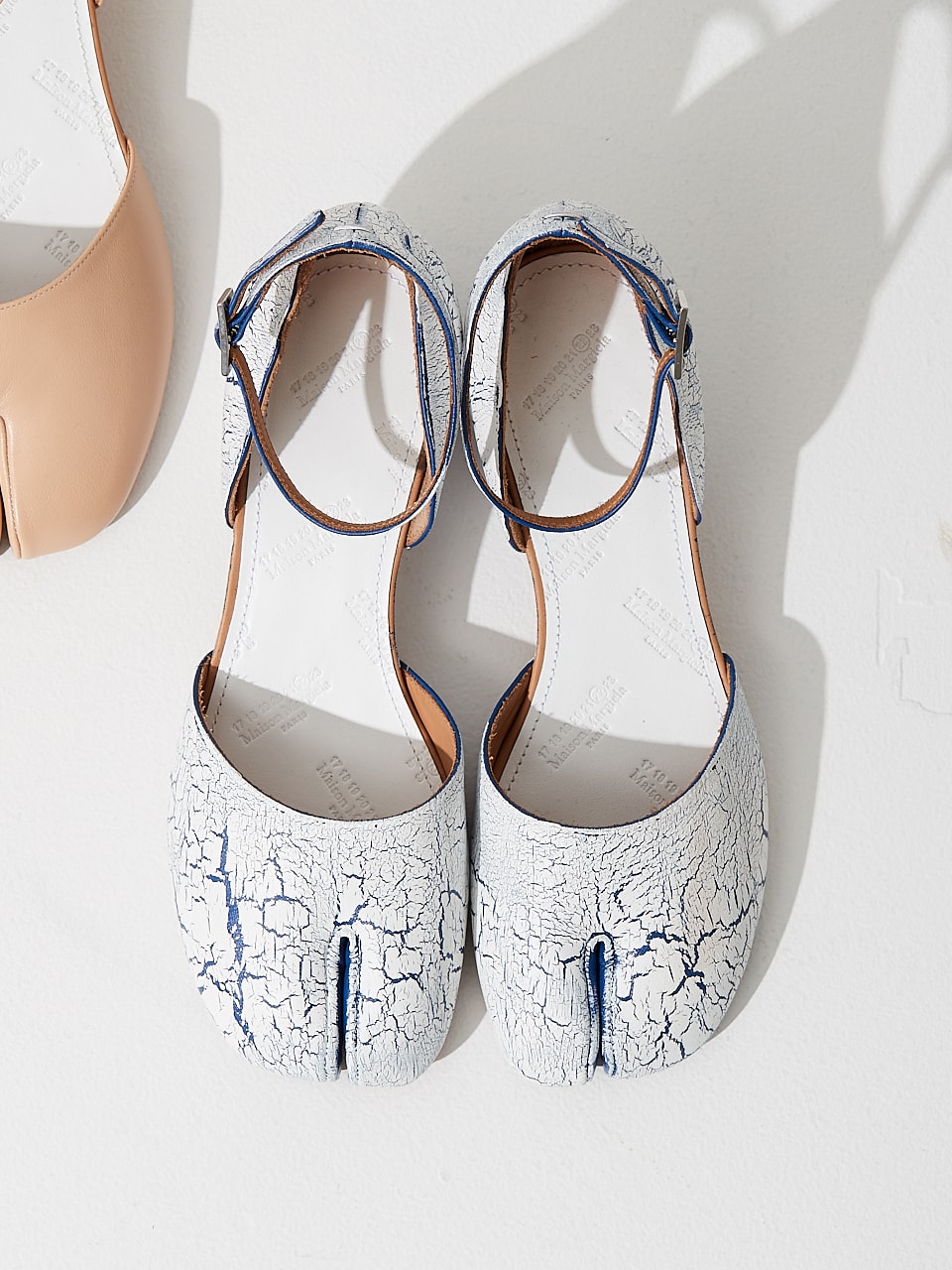 両方欲しいけど選ぶなら…どっち？メゾン マルジェラの「タビ」シューズ