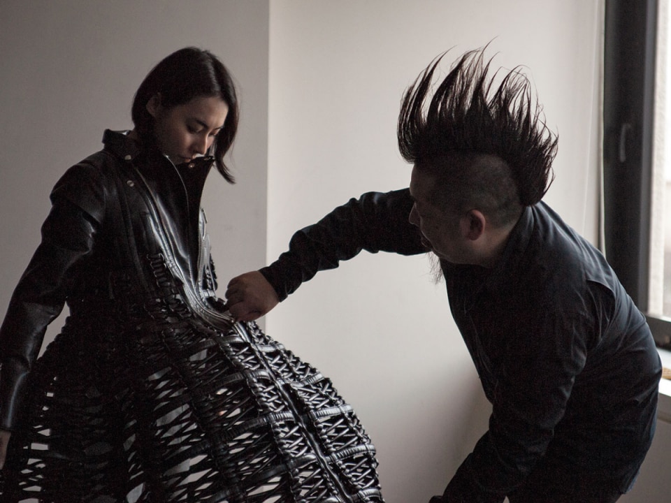 二宮-啓-とドレスを着る朝吹