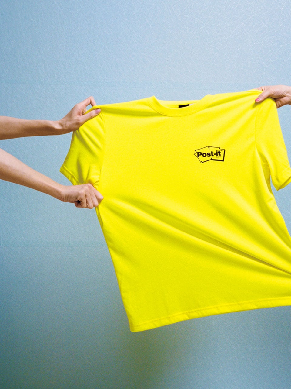 1枚でプレイフルなスタイルに。ネオンカラーTシャツの最新リスト