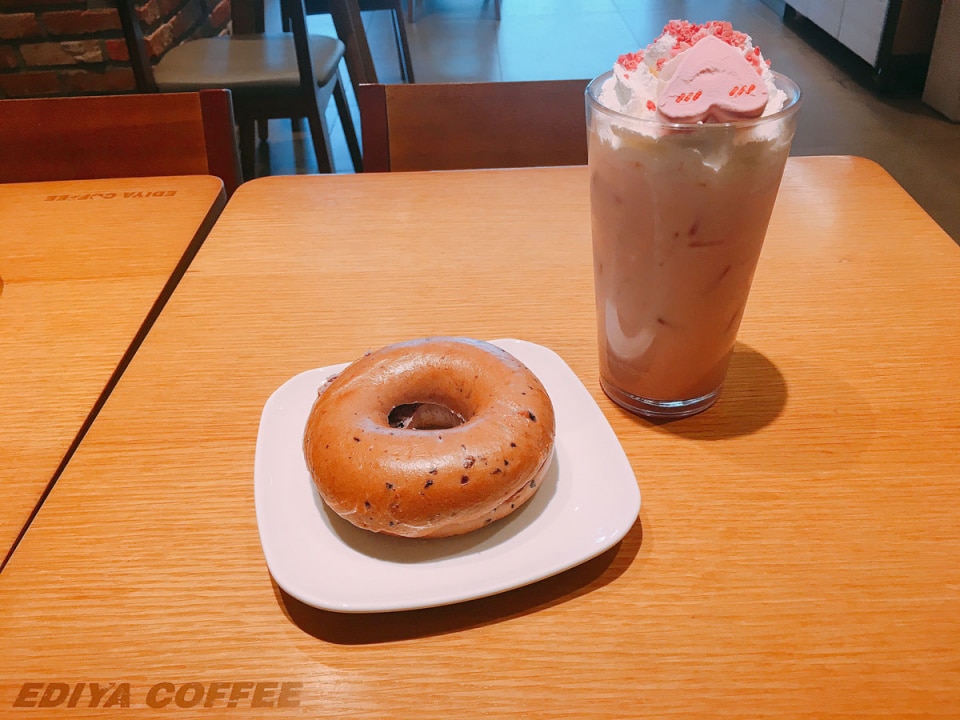 カフェのドーナツとドリンク
