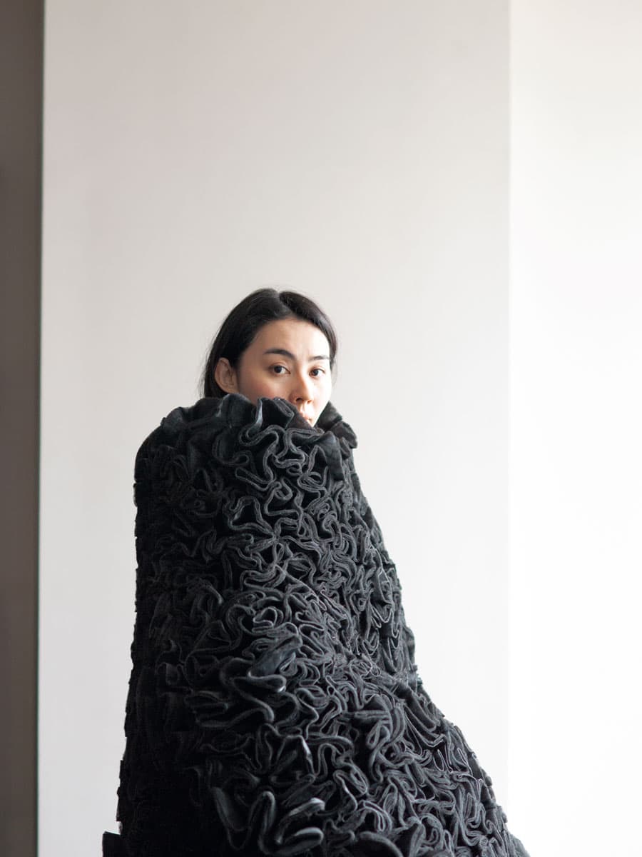 ドレスを纏う朝吹