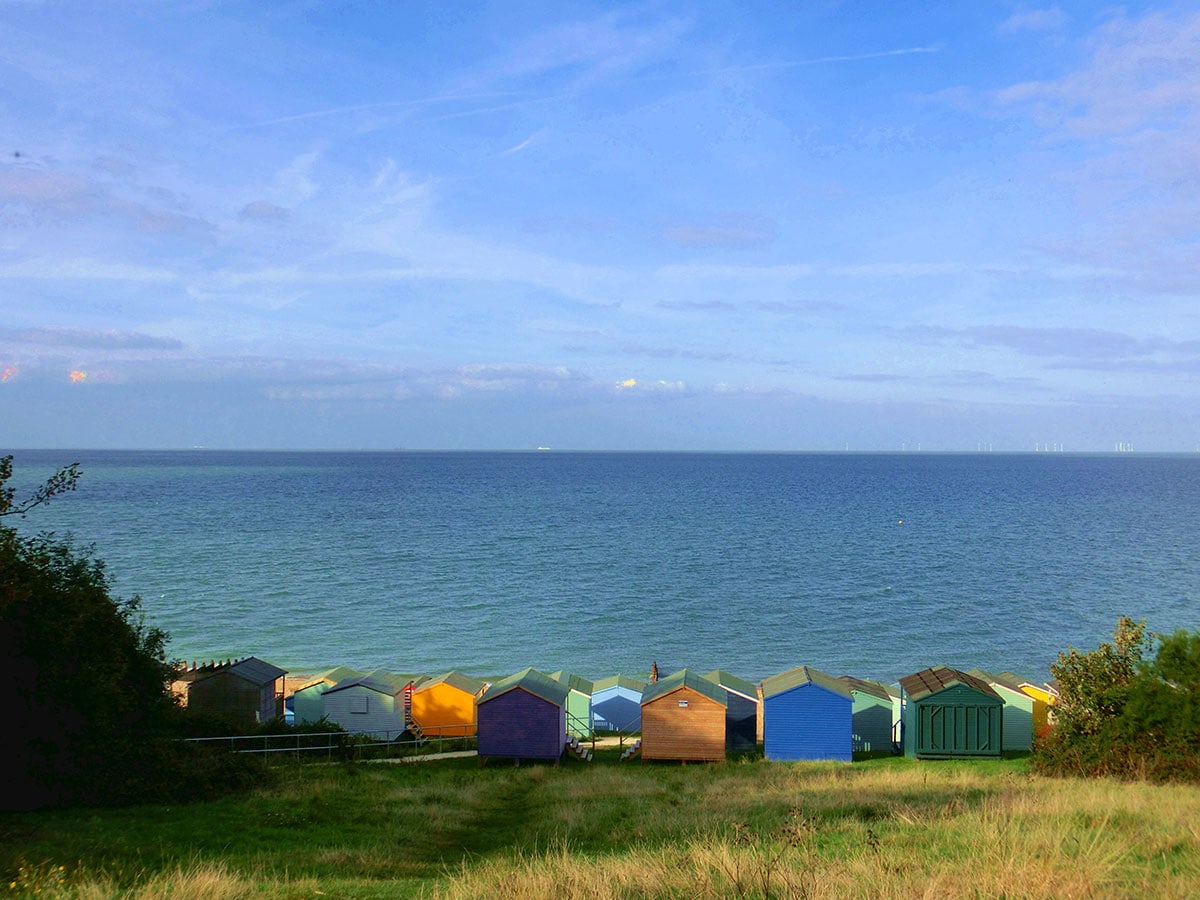 海辺に並ぶビーチハット