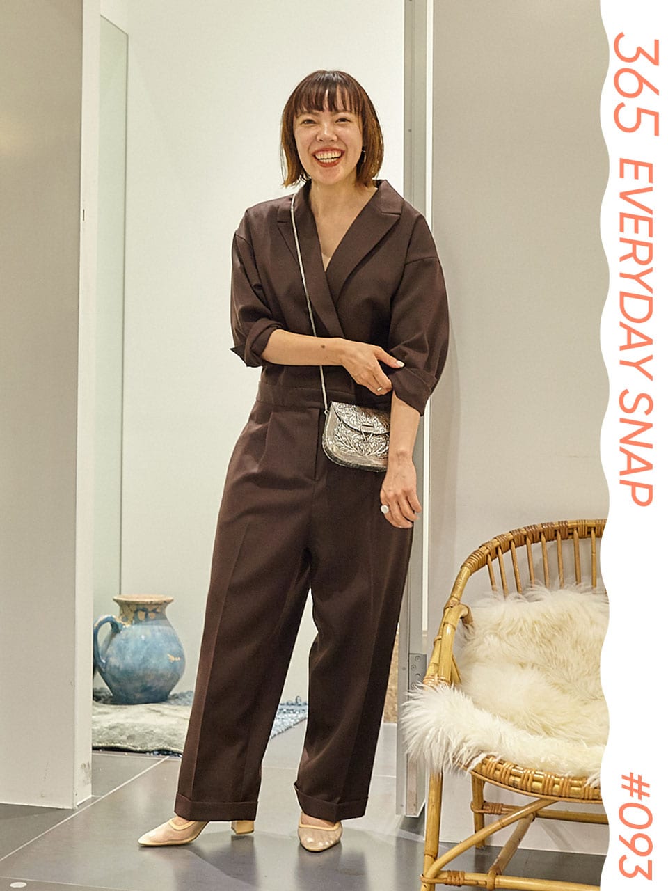 ジャンプスーツはブラウン系が粋。ミニバッグとヒールでレディに｜365