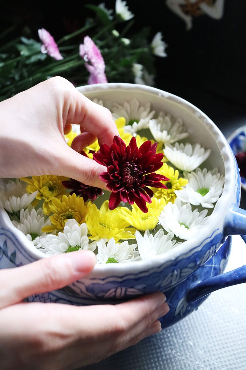 現代に取り入れたい伝統文化「重陽の節句」。器に菊の花を生けて、秋を