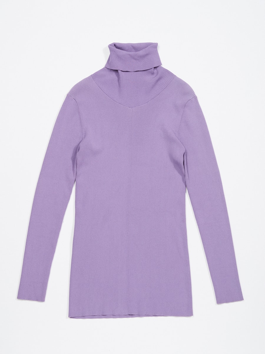 パープルタートルネックセーター