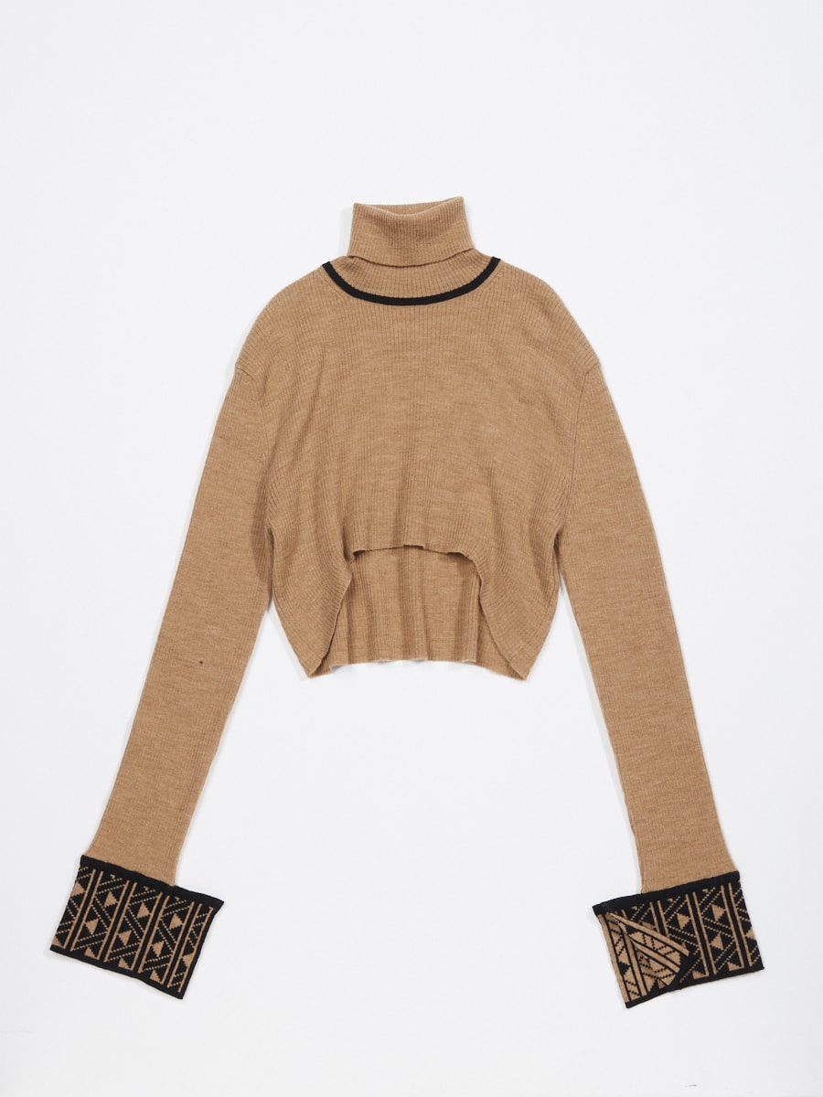 ベージュタートルネックセーター