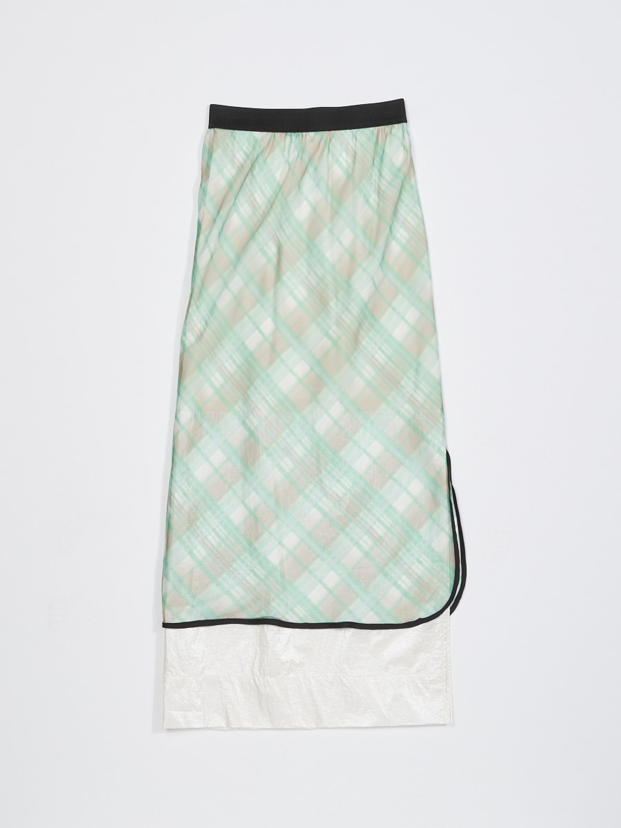 チェックのスカート