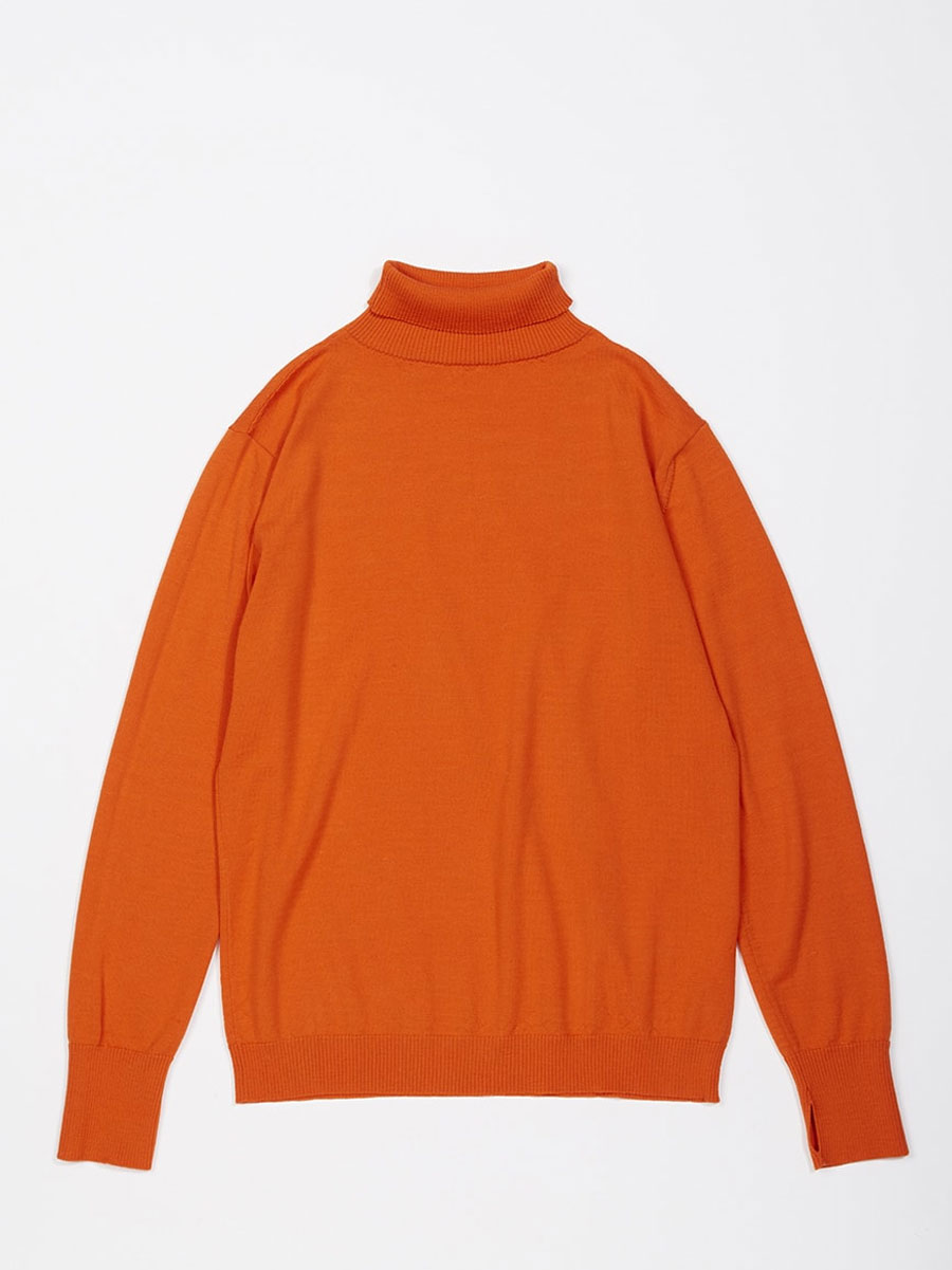 オレンジのタートルネックセーター