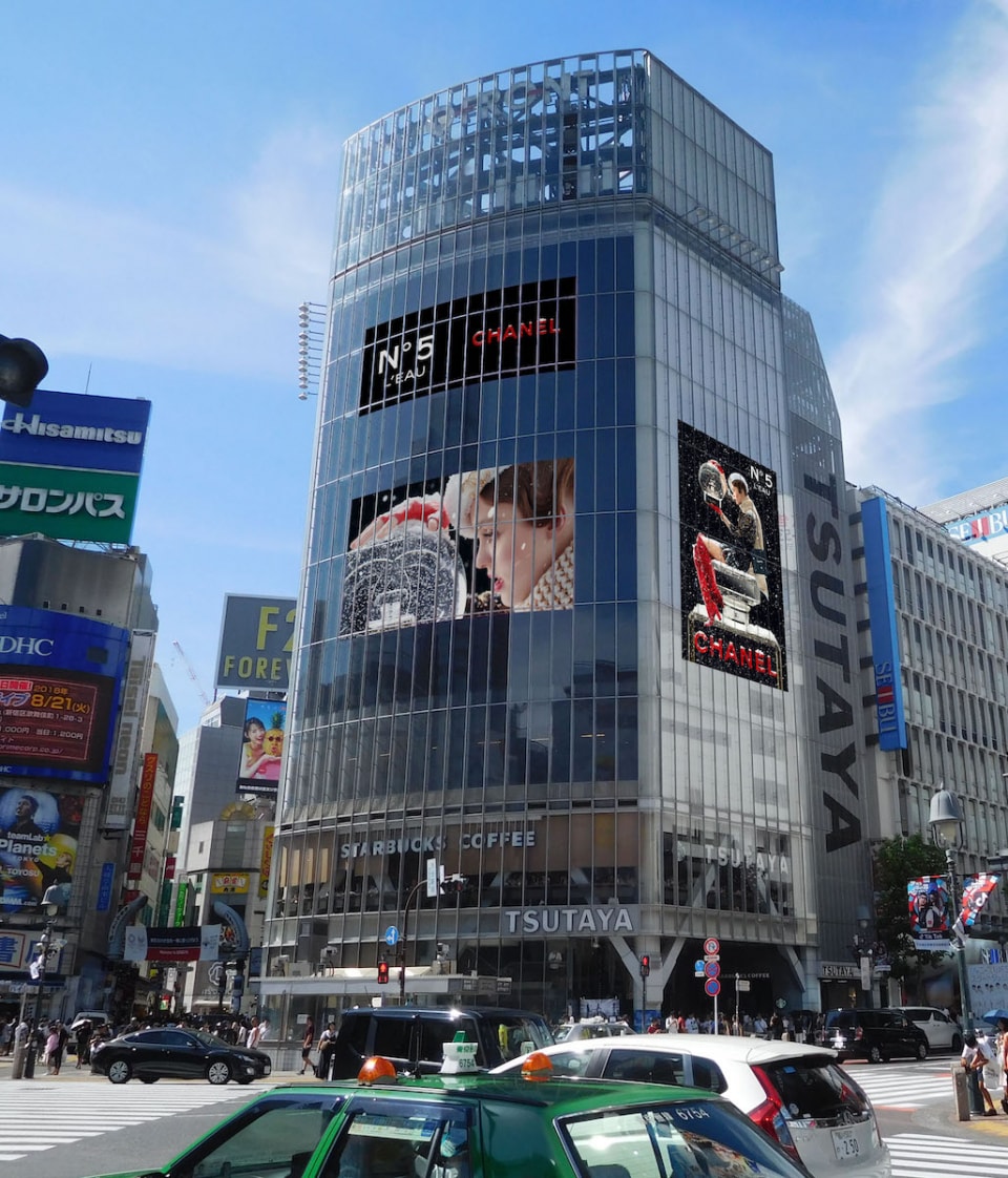 シャネルのファンタジックなスノードームが渋谷の最新スポットに出現