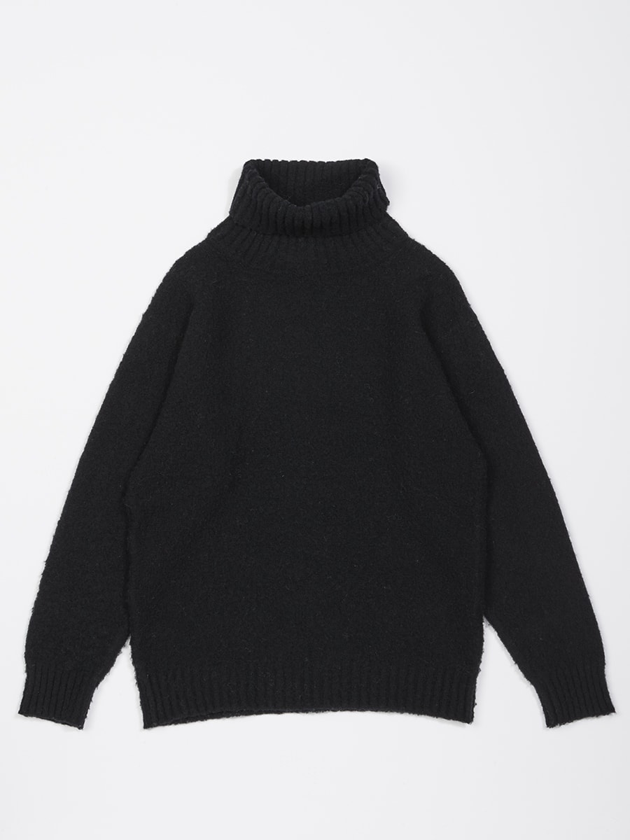 黒いタートルネックセーター
