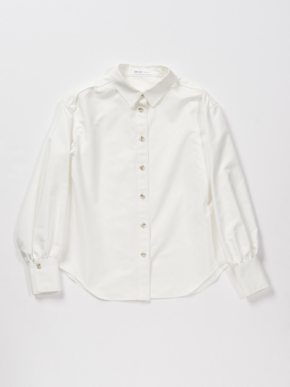 アディアムの白シャツ
