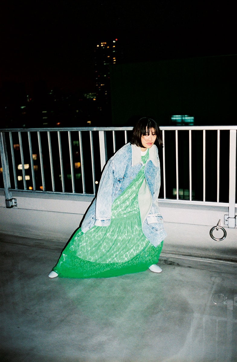 MM6の服を着る杉咲花