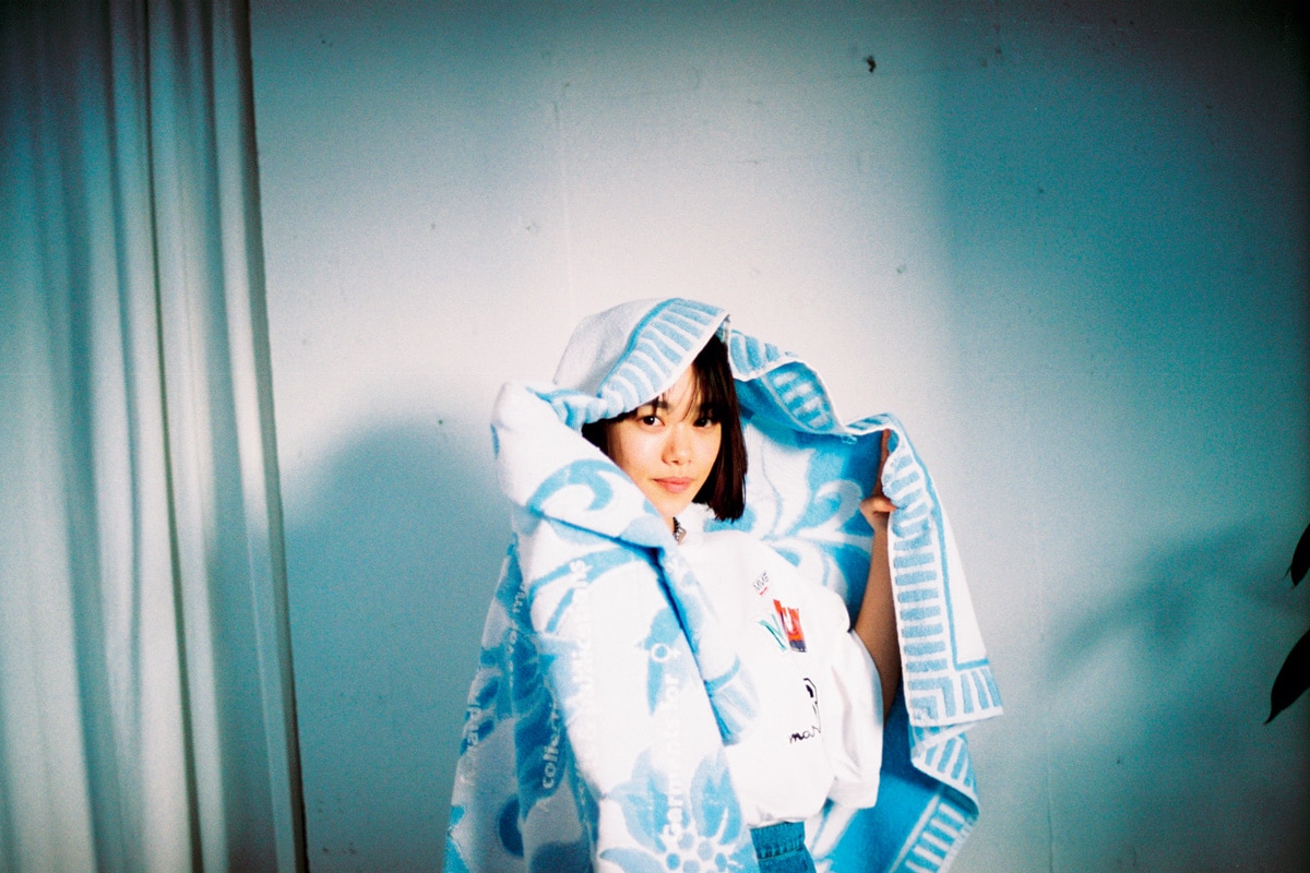 MM6の服を着る杉咲花