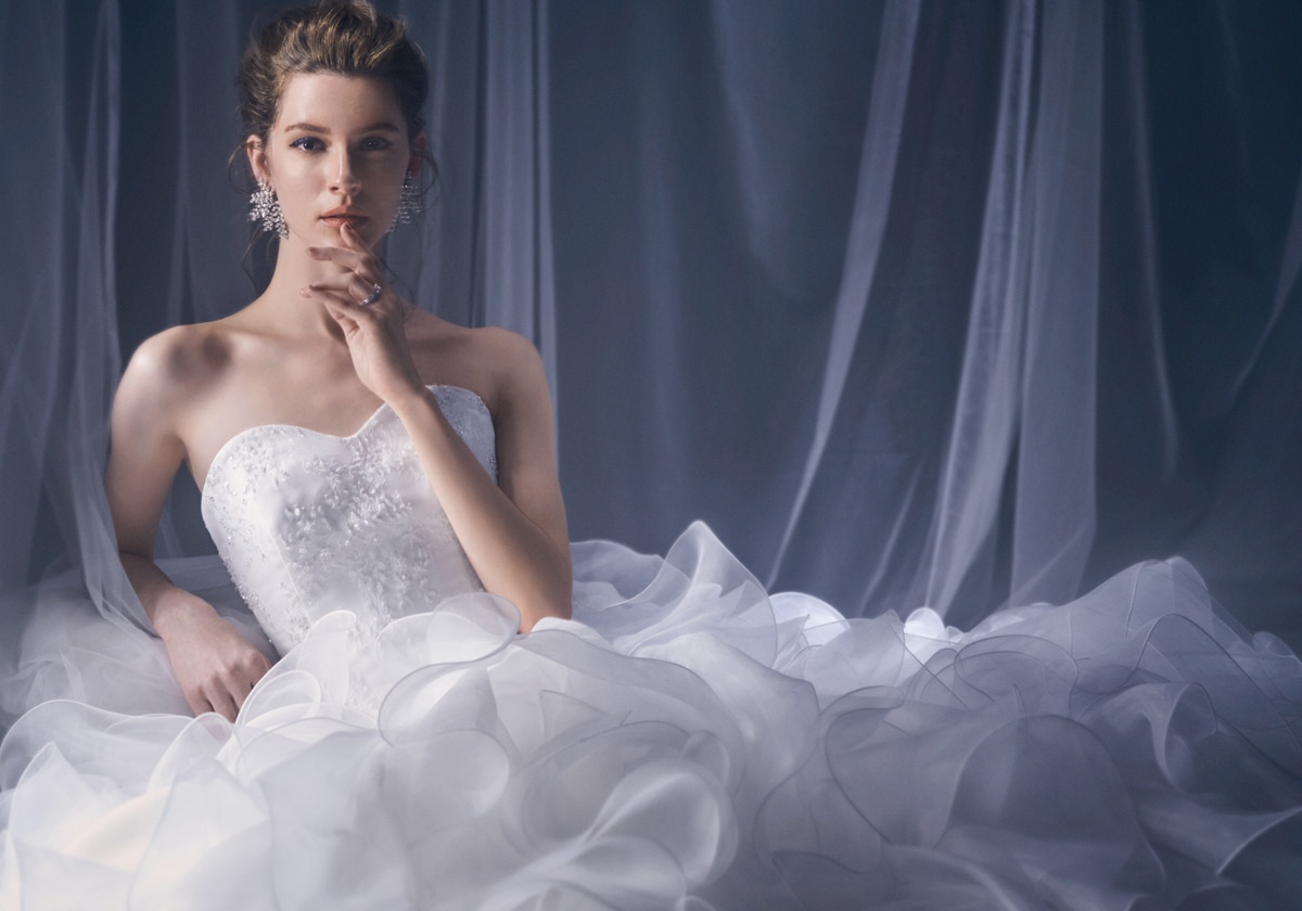 NOVARESEのウエディングドレスを着た女性