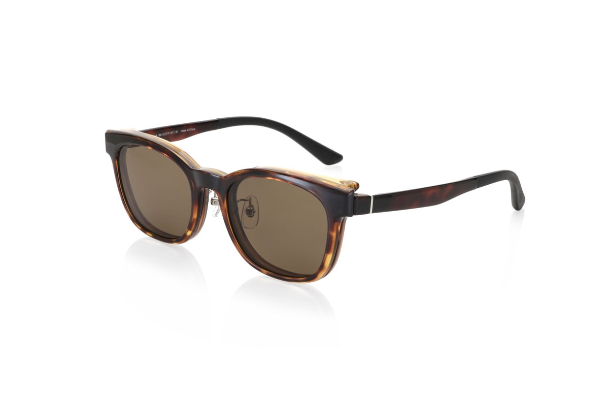 サングラスにもなる便利な2WAYメガネ「JINS Switch」をかけて