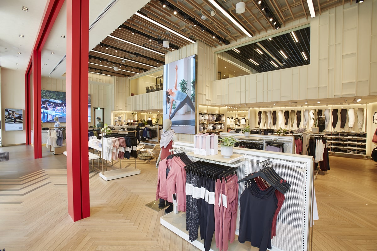 ルルレモンによるアジア最大の旗艦店が六本木ヒルズにオープン。限定T
