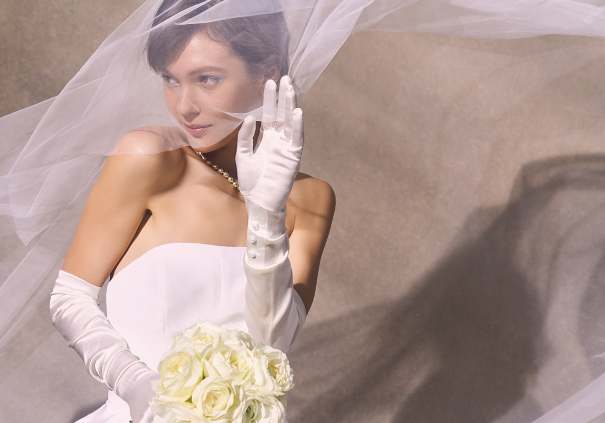 オフホワイトのドレスとヴェール