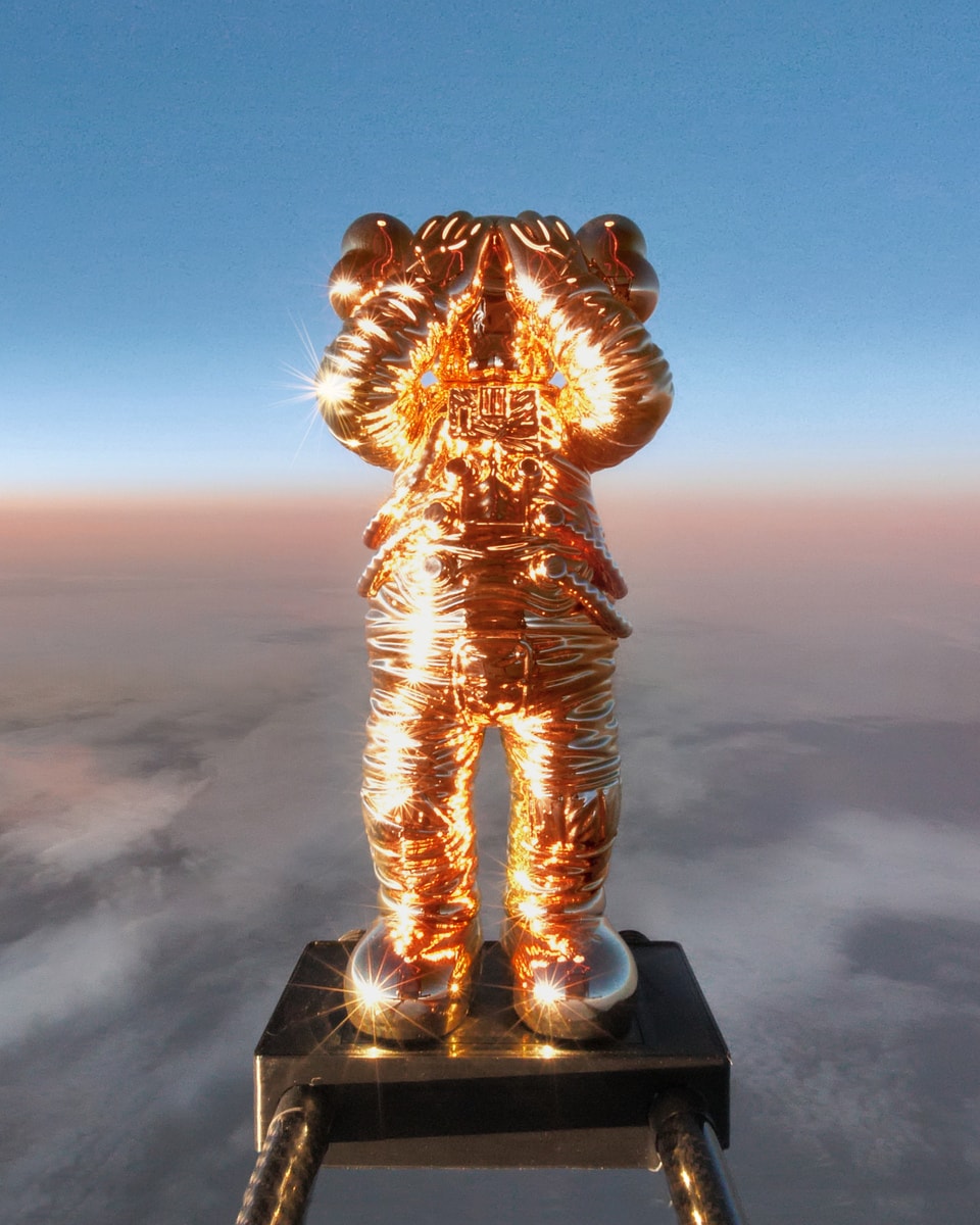 KAWS:HOLIDAY』第5弾の舞台は宇宙！“コンパニオン”が無重力を漂う映像