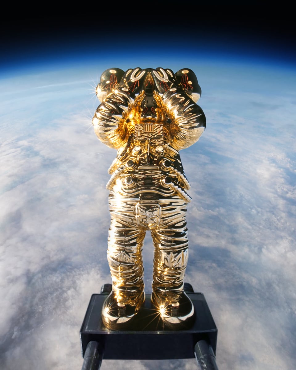 KAWS:HOLIDAY』第5弾の舞台は宇宙！“コンパニオン”が無重力を漂う映像