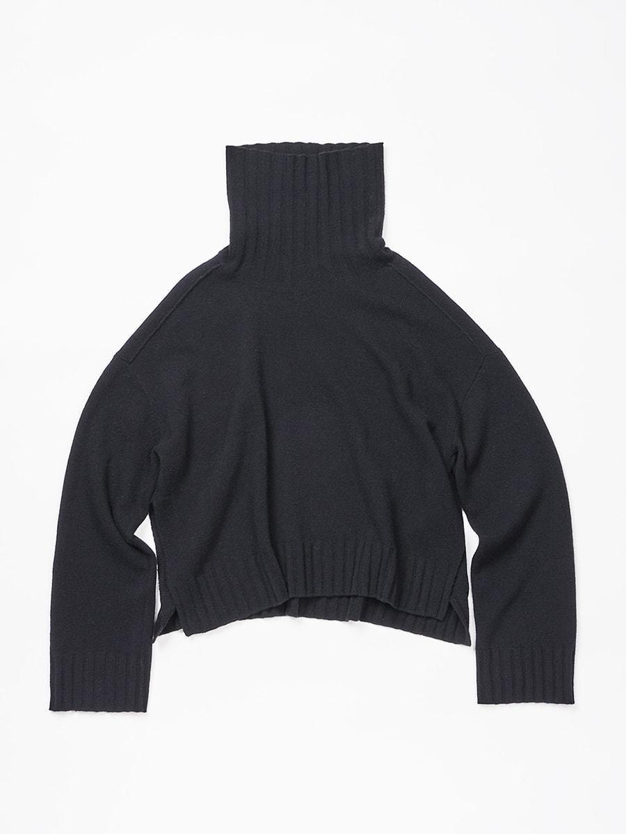 黒タートルネックセーター