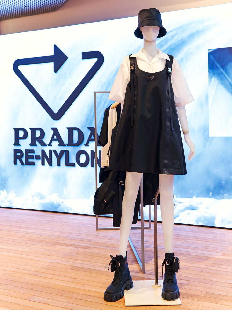 プラダ 青山店」にインスタレーションが出現。100％再生素材“Re-Nylon