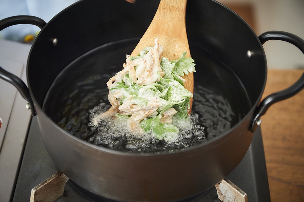 セロリの葉と桜海老のかき揚げ