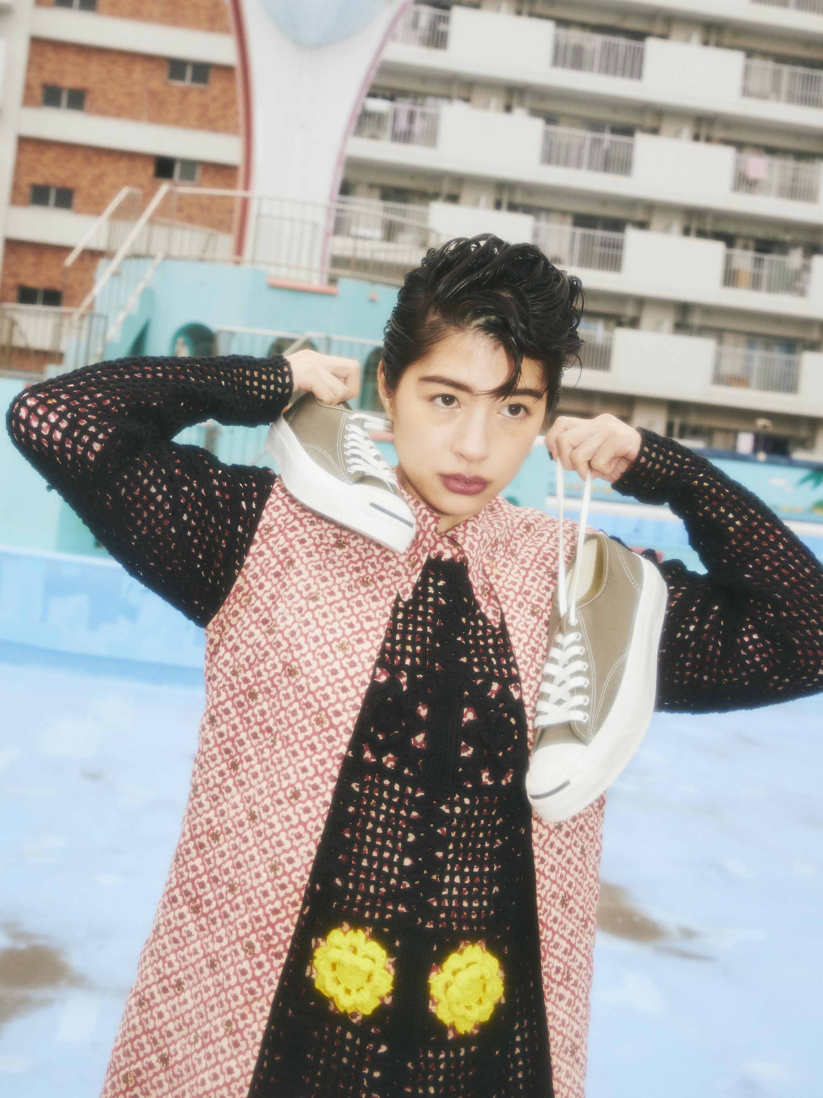 女優・佐久間由衣、〈コンバース アディクト〉の新作モデルで刻む春色