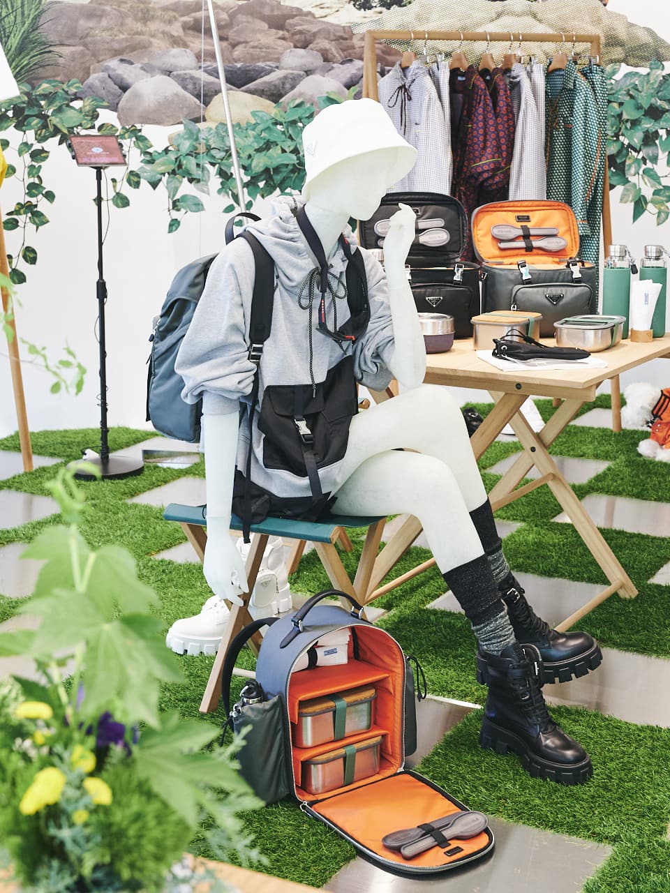 プラダ〉のアウトドア空間が代官山に。ここでしか手に入らないドレスや