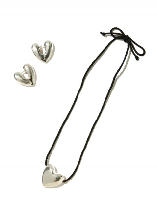 アニカ イネズのチョーカー