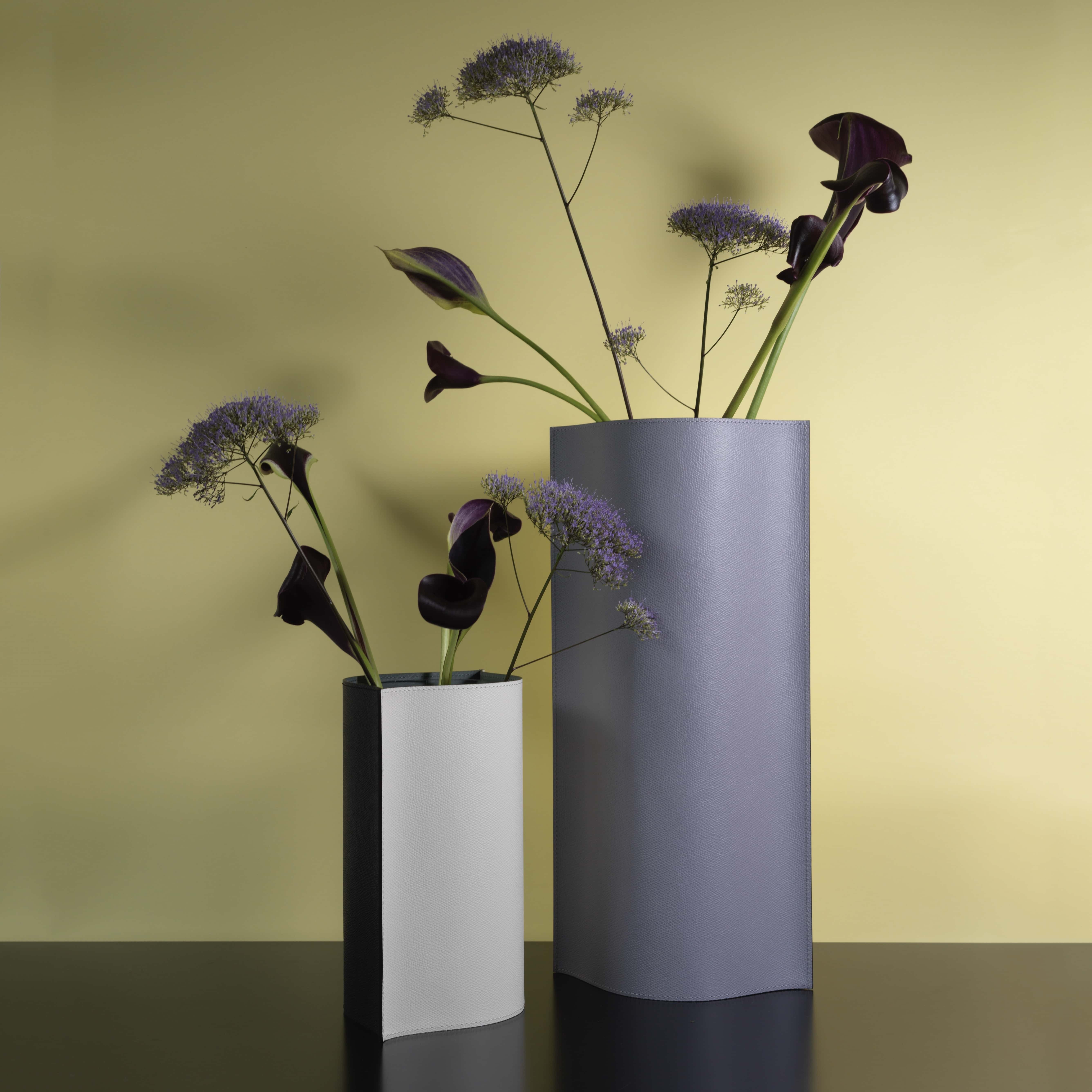 エポイ〉×「ISdF」越智康貴氏が生んだレザー仕上げの花器。繊細