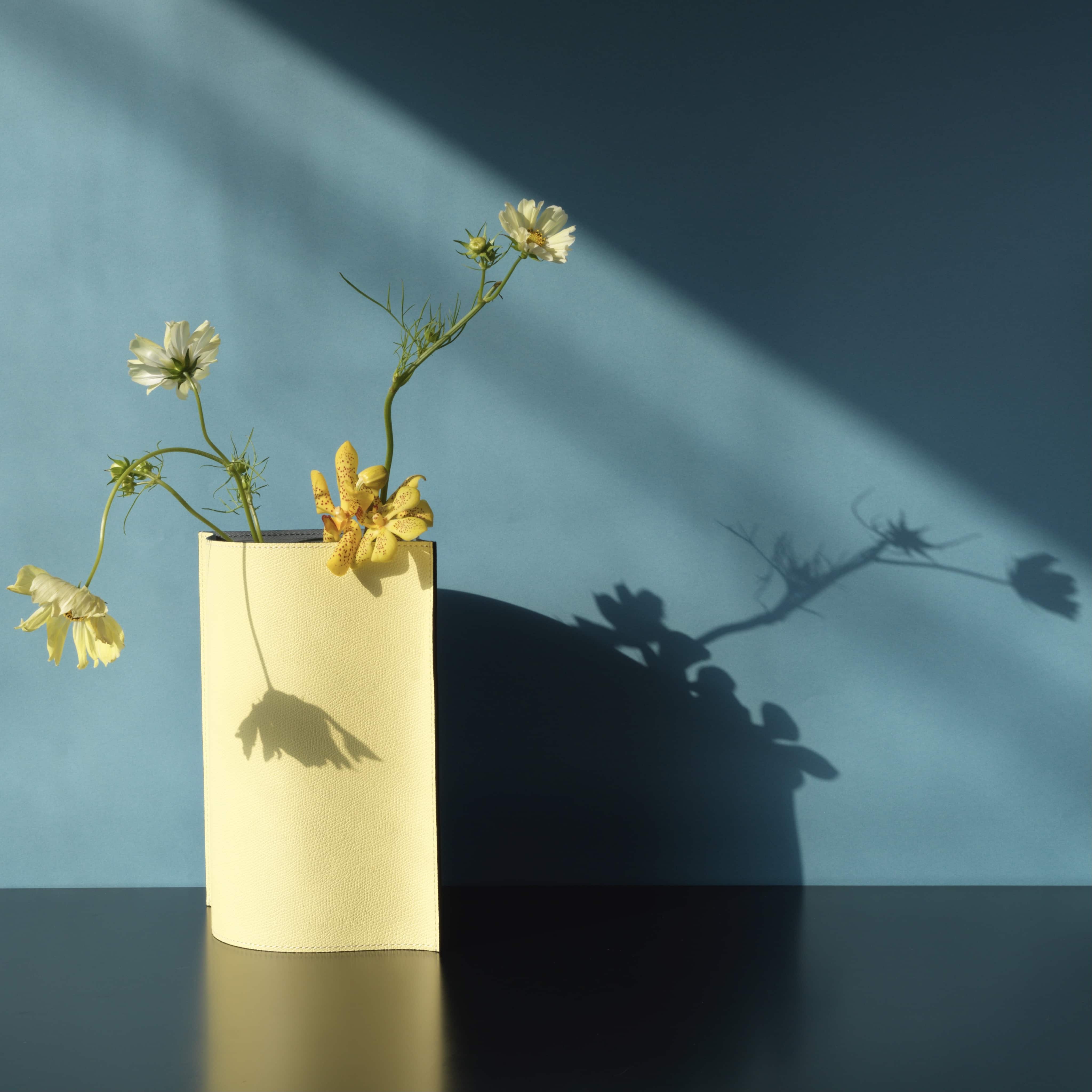 花瓶　文貴 エポイ〉×「ISdF」越智康貴氏が生んだレザー仕上げの花器。繊細