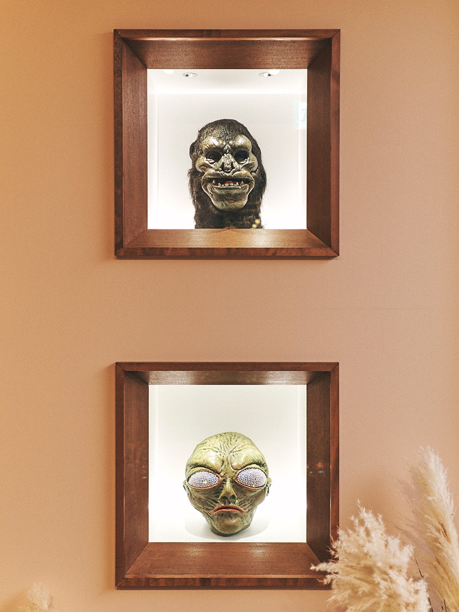 ショーケースの中のマスク